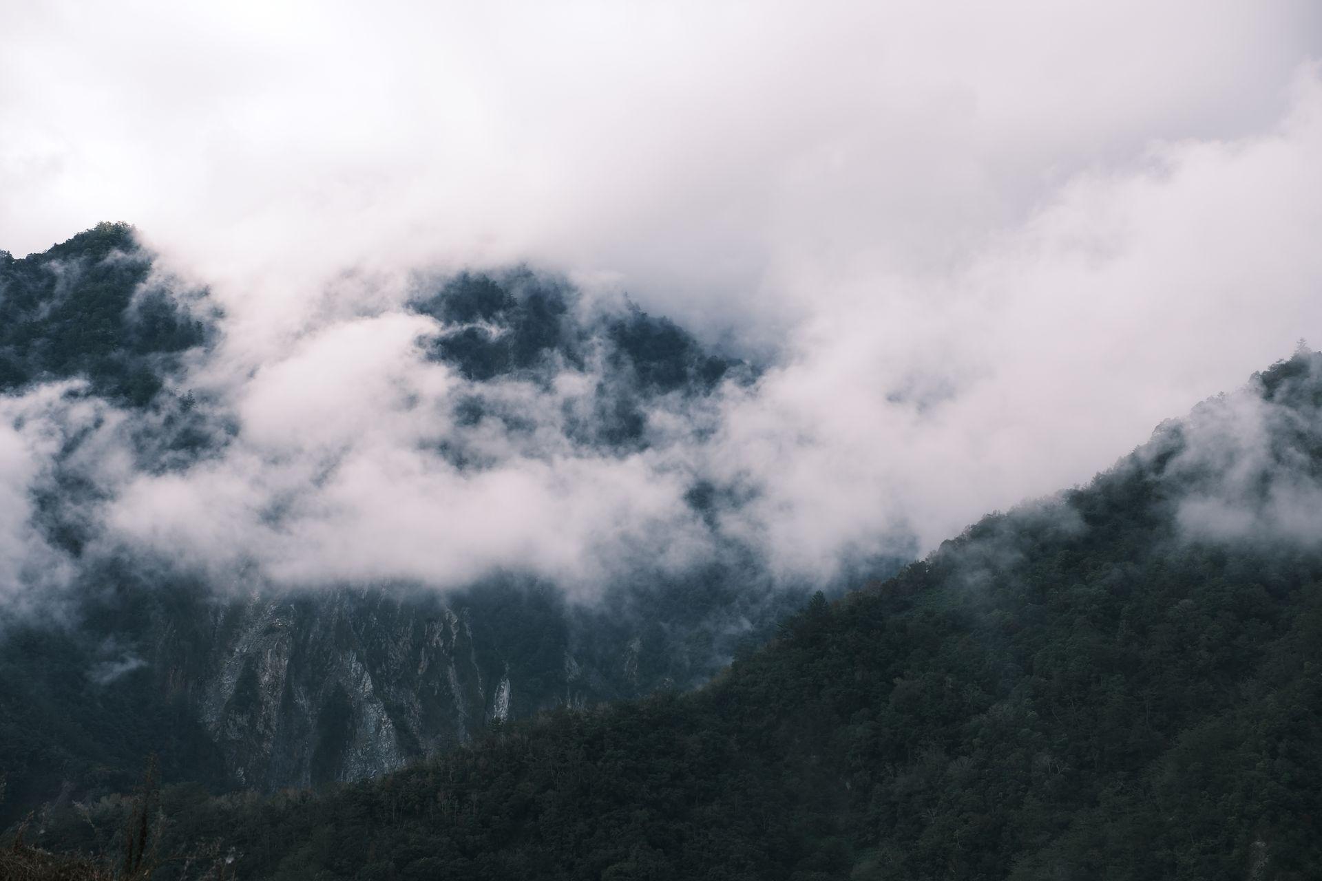 雲霧繚繞的山脈