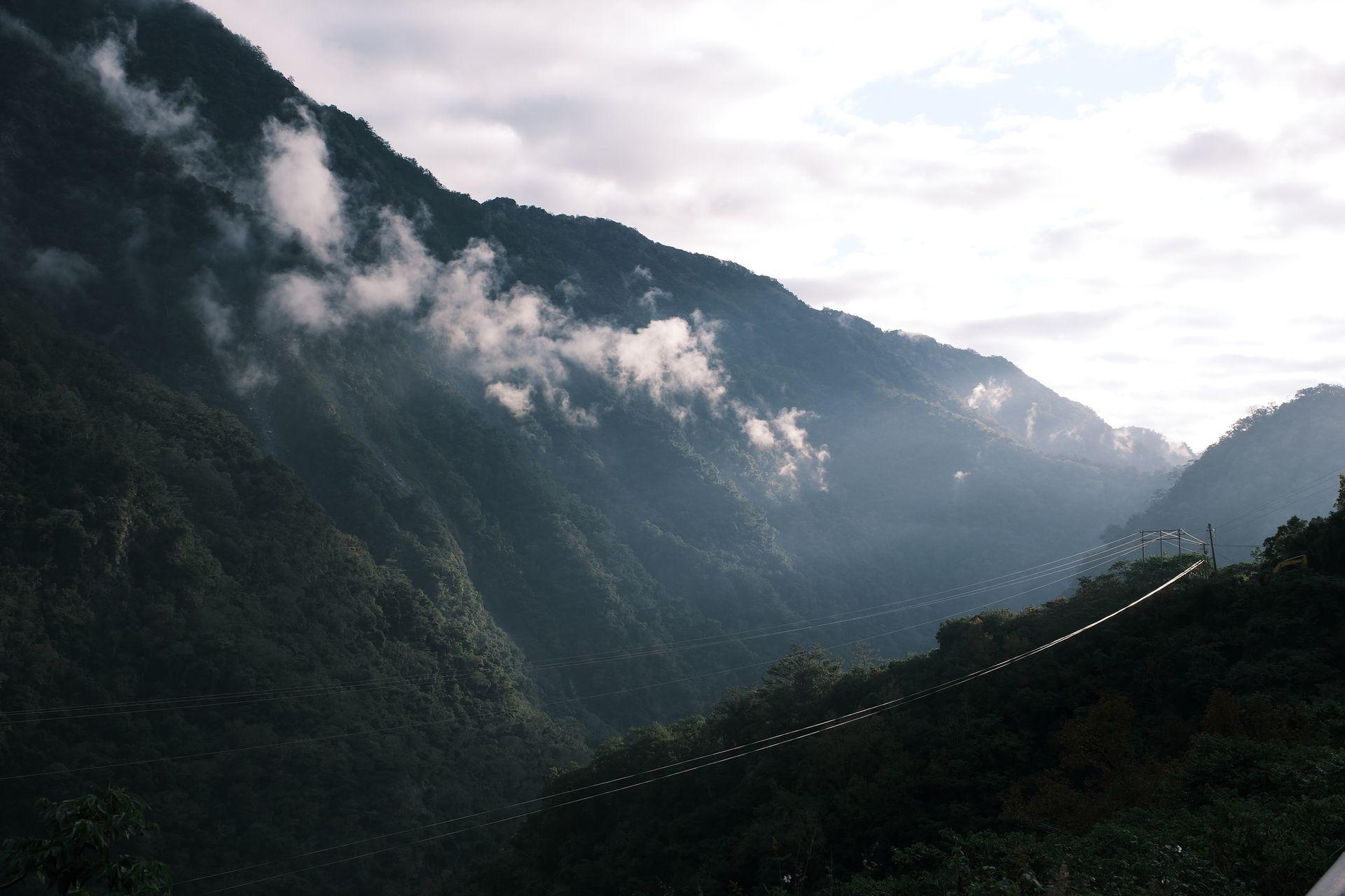 山谷雲霧光線